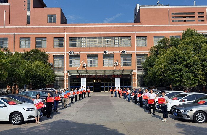 午夜剧场
教工爱心车队护航毕业生离校“最后一公里”1.jpg