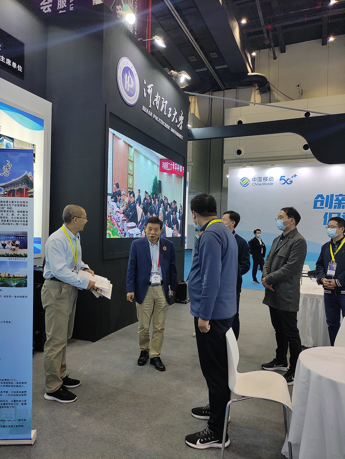 1.中国科学院杨元喜院士莅临我校展位.jpg 1.中国科学院杨元喜院士莅临我校展位.jpg