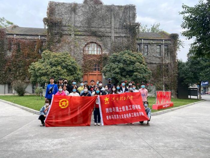 午夜剧场
“青马班”学员集体参观北校区校史馆2.jpg