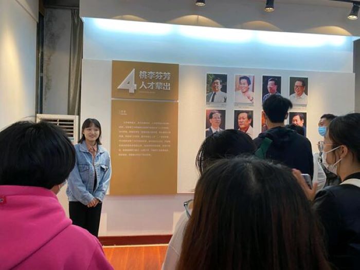 午夜剧场
“青马班”学员集体参观北校区校史馆1.jpg